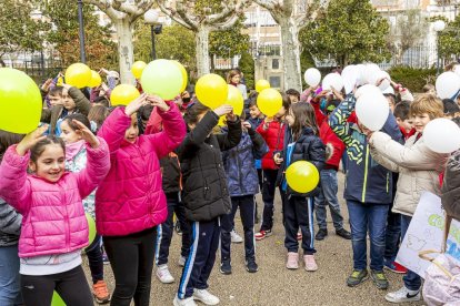 Los niños en una actividad por un mundo sin violencia