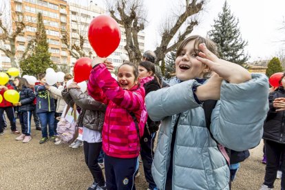Los niños en una actividad por un mundo sin violencia