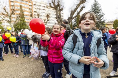 Los niños en una actividad por un mundo sin violencia