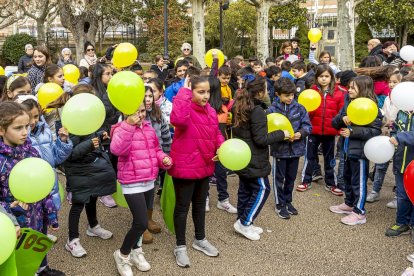 Los niños en una actividad por un mundo sin violencia