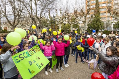 Los niños en una actividad por un mundo sin violencia