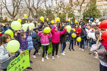 Los niños en una actividad por un mundo sin violencia