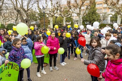 Los niños en una actividad por un mundo sin violencia