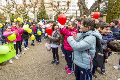 Los niños en una actividad por un mundo sin violencia