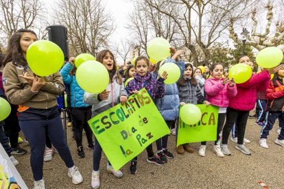 Los niños en una actividad por un mundo sin violencia