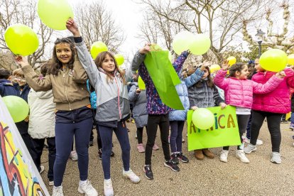 Los niños en una actividad por un mundo sin violencia