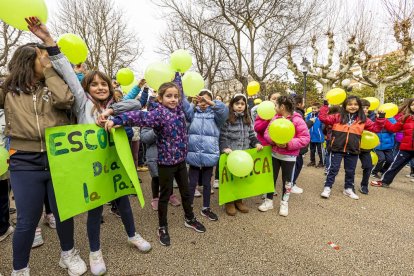 Los niños en una actividad por un mundo sin violencia