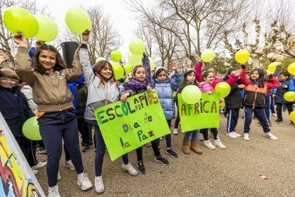 Los niños en una actividad por un mundo sin violencia