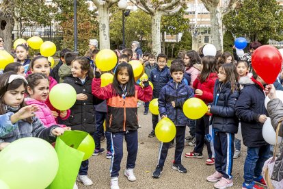 Los niños en una actividad por un mundo sin violencia