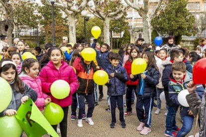 Los niños en una actividad por un mundo sin violencia
