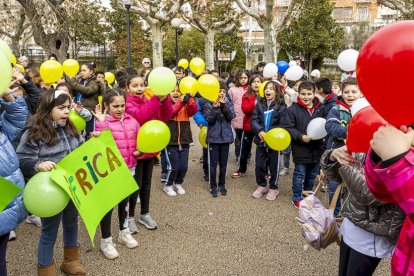 Los niños en una actividad por un mundo sin violencia