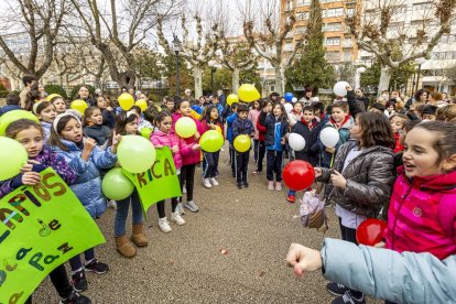 Los niños en una actividad por un mundo sin violencia