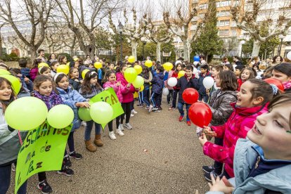 Los niños en una actividad por un mundo sin violencia