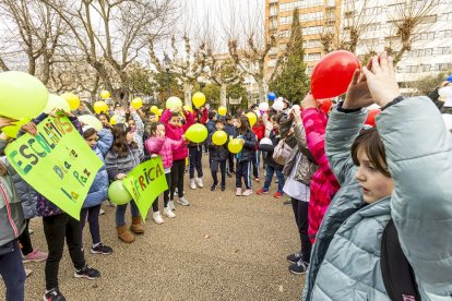 Los niños en una actividad por un mundo sin violencia