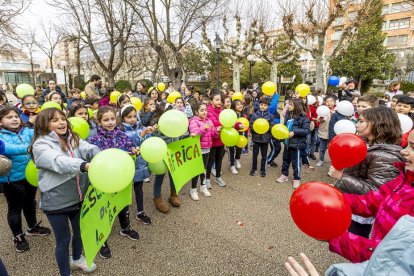 Los niños en una actividad por un mundo sin violencia