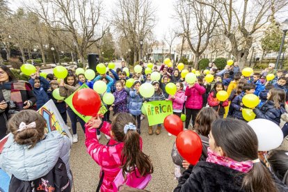 Los niños en una actividad por un mundo sin violencia