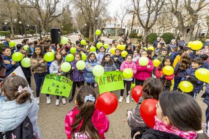 Los niños en una actividad por un mundo sin violencia