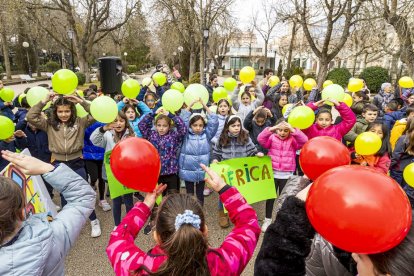 Los niños en una actividad por un mundo sin violencia