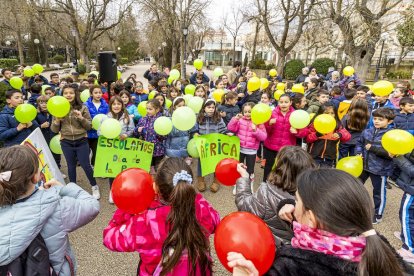 Los niños en una actividad por un mundo sin violencia
