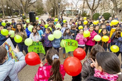 Los niños en una actividad por un mundo sin violencia