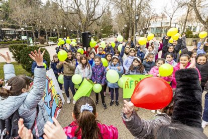 Los niños en una actividad por un mundo sin violencia