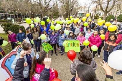Los niños en una actividad por un mundo sin violencia