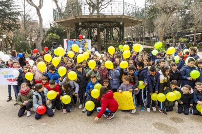 Los niños en una actividad por un mundo sin violencia