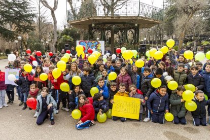 Los niños en una actividad por un mundo sin violencia