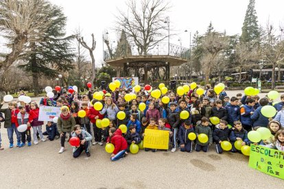 Los niños en una actividad por un mundo sin violencia