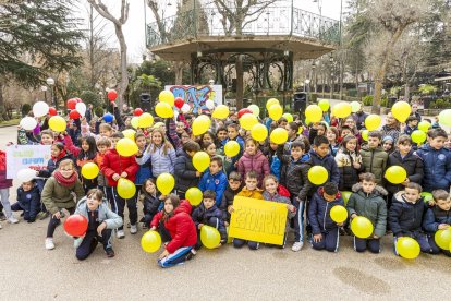 Los niños en una actividad por un mundo sin violencia