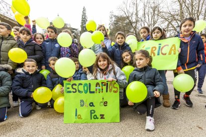 Los niños en una actividad por un mundo sin violencia