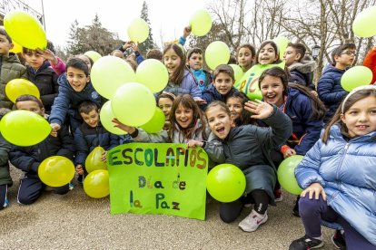 Los niños en una actividad por un mundo sin violencia