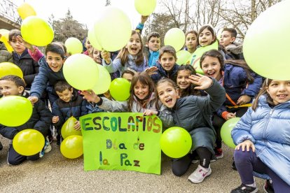 Los niños en una actividad por un mundo sin violencia