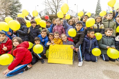 Los niños en una actividad por un mundo sin violencia