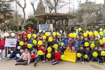 Los niños en una actividad por un mundo sin violencia