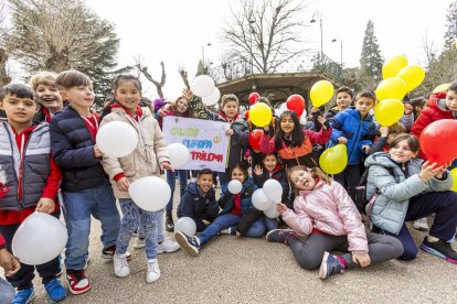 Los niños en una actividad por un mundo sin violencia