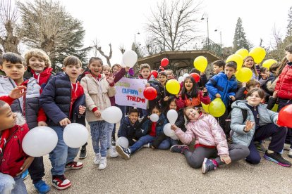 Los niños en una actividad por un mundo sin violencia