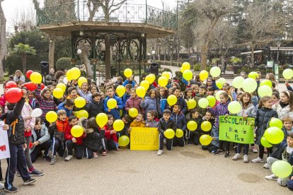 Los niños en una actividad por un mundo sin violencia
