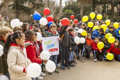 Los niños en una actividad por un mundo sin violencia