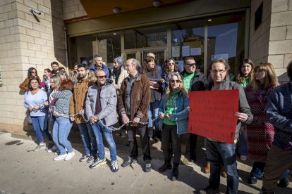 Los docentes se 'encadenan' para pedir a la Junta que pague los gastos de los centros escolares