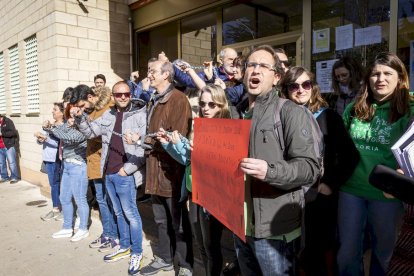 Los docentes se 'encadenan' para pedir a la Junta que pague los gastos de los centros escolares
