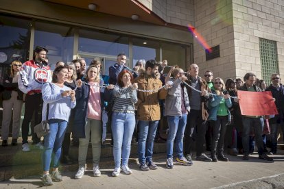 Los docentes se 'encadenan' para pedir a la Junta que pague los gastos de los centros escolares