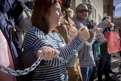 Los docentes se 'encadenan' para pedir a la Junta que pague los gastos de los centros escolares