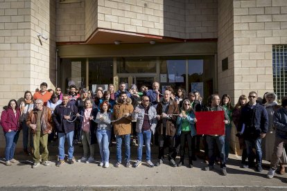 Los docentes se 'encadenan' para pedir a la Junta que pague los gastos de los centros escolares