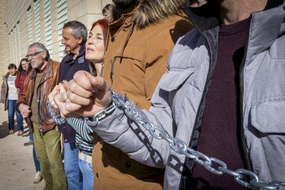 Los docentes se 'encadenan' para pedir a la Junta que pague los gastos de los centros escolares
