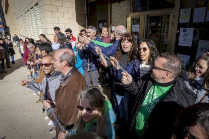 Los docentes se 'encadenan' para pedir a la Junta que pague los gastos de los centros escolares