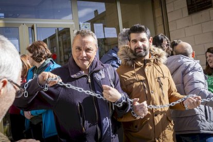 Los docentes se 'encadenan' para pedir a la Junta que pague los gastos de los centros escolares