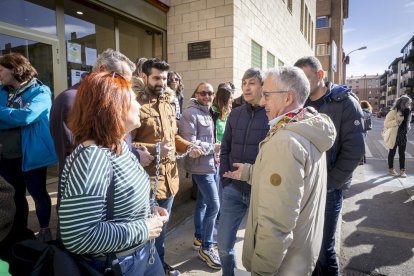 Los docentes se 'encadenan' para pedir a la Junta que pague los gastos de los centros escolares