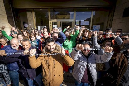 Los docentes se 'encadenan' para pedir a la Junta que pague los gastos de los centros escolares
