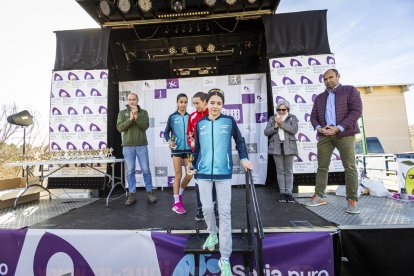 Mañana de atletismo infantil y juvenil que computa para los Juegos Escolares
